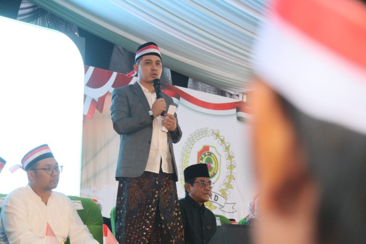 Bupati Mojokerto Gus Barra saat dikonfirmasi pada acara pengajian KH. Anwar Zaid. (ist)