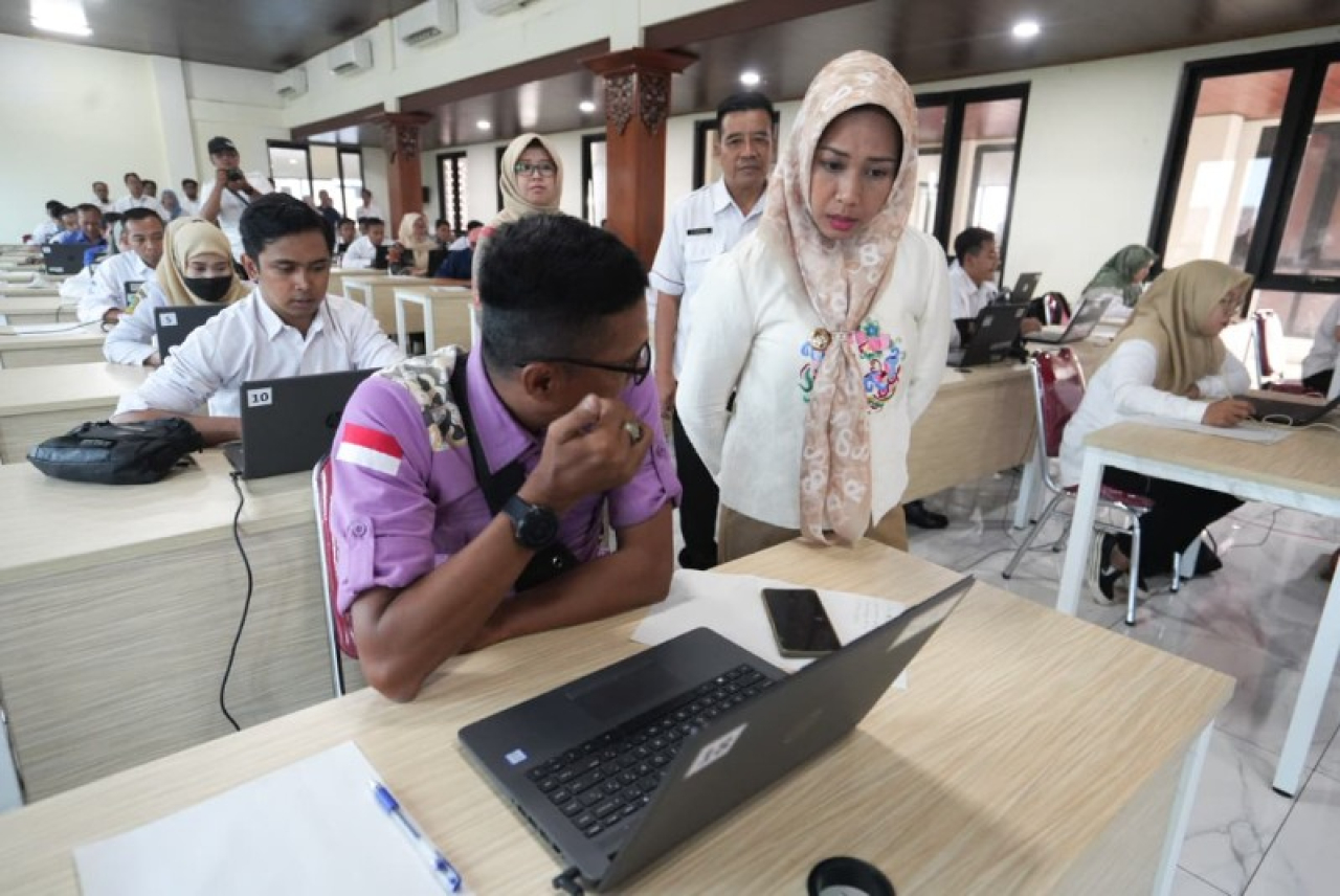 Wali Kota Mojokerto Ika Puspitasari saat meninjau try out CAT PPPK. (ist)