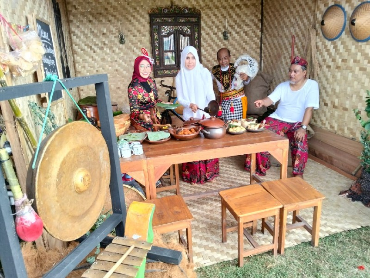 Lapak Jadoel dengan makanan, perangkat wadah dan pendukung, dinding serba masa lampau.(ist)