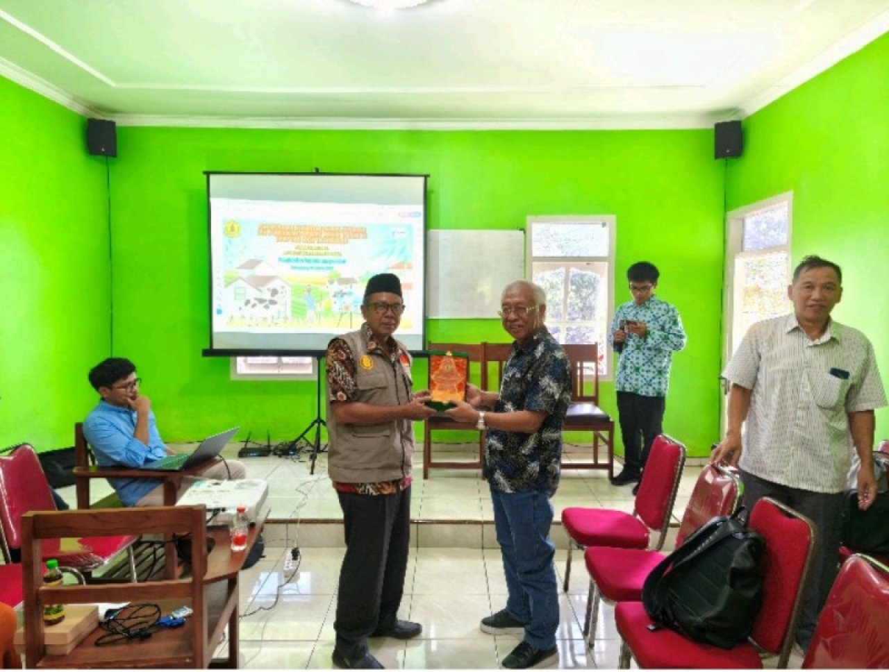 Sinergisme Pencegahan Penyakit Infeksi pada Ternak, KPUD Tani Wilis Tulungagung dengan Fakultas Kedokteran UWKS