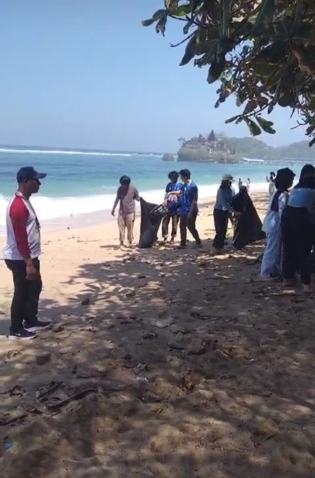 Pengelola Pantai Balekambang Bersama Mahasiswa UB Lakukan Penanaman Pohon dan Bersikan Sampah di Bibir Pantai