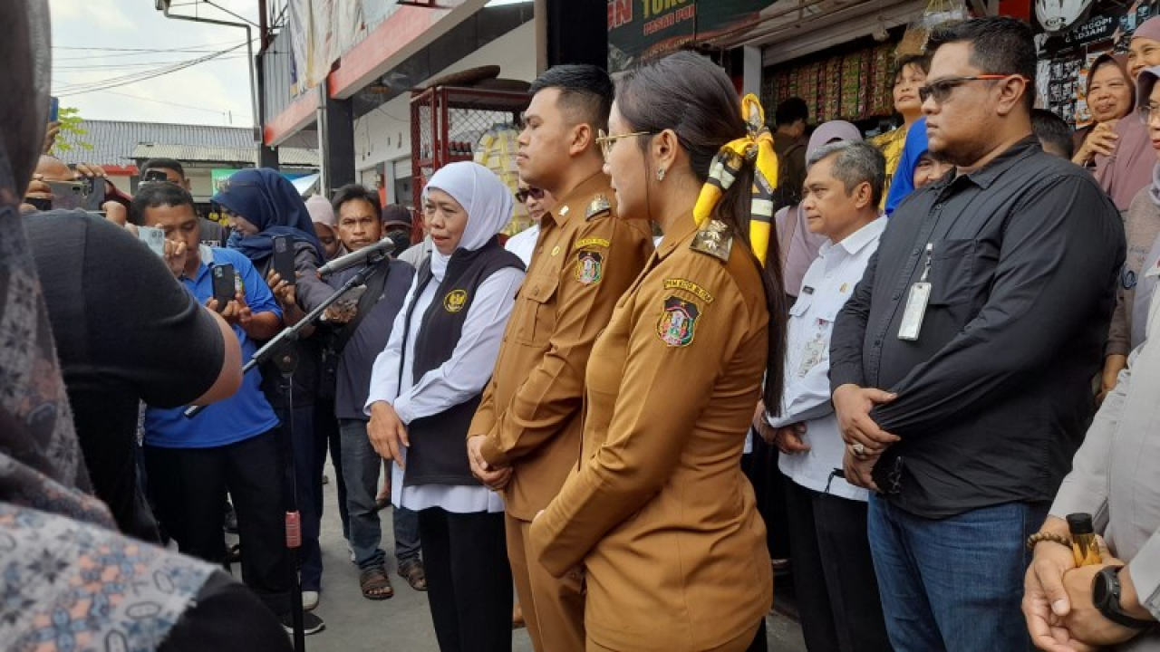 Gubernur Jawa Timur Khofifah Indar Parawansa melakukan kunjungan langsung ke Pasar Pon, Kota Blitar, Selasa (26/8/2025). (ist)