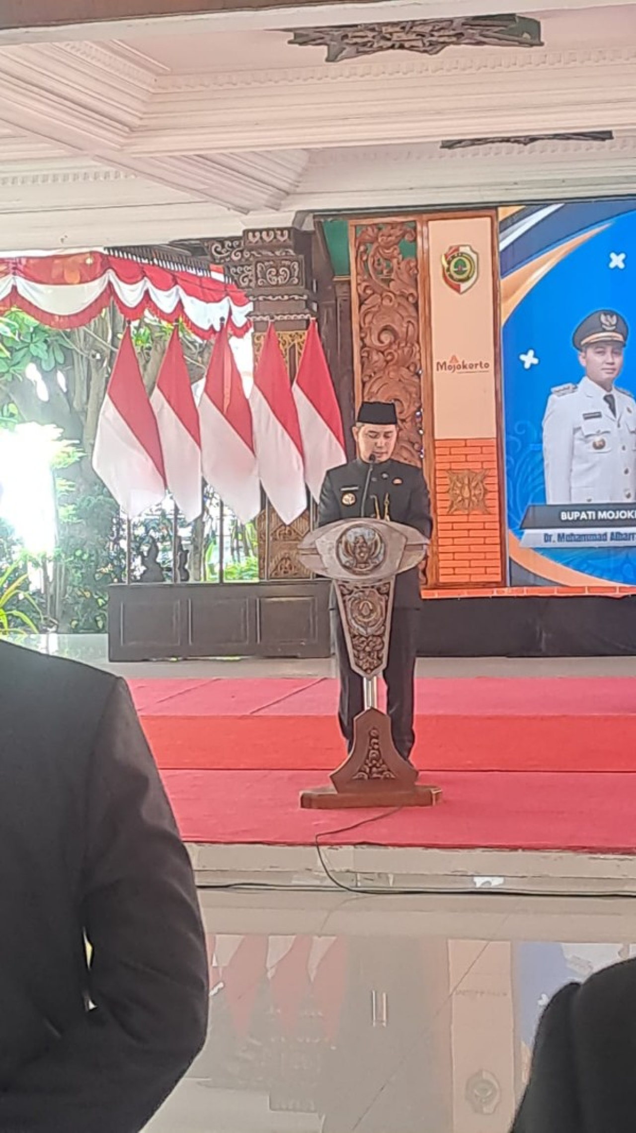 Bupati Gus Barra saat memberikan sambutannya pada 16 mutasi eselon 2 ditubuh Pemkab Mojokerto. (eko)