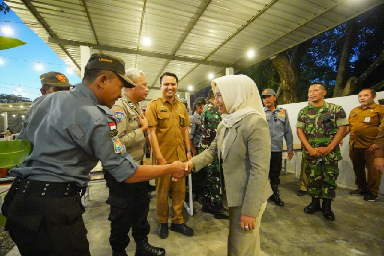 Bukan kepada masyarakat, Ning Ita juga ramah kepada siapa sajal termasuk linmas. (ist)