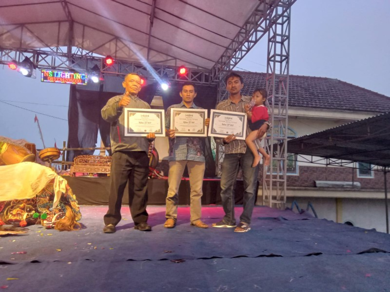 Tampak Kepala Desa Bocek Abdul Kodim bersama perangkat Dusun Supiturang saat memberikan penghargaan Supiturang Culture Festival.(ist)