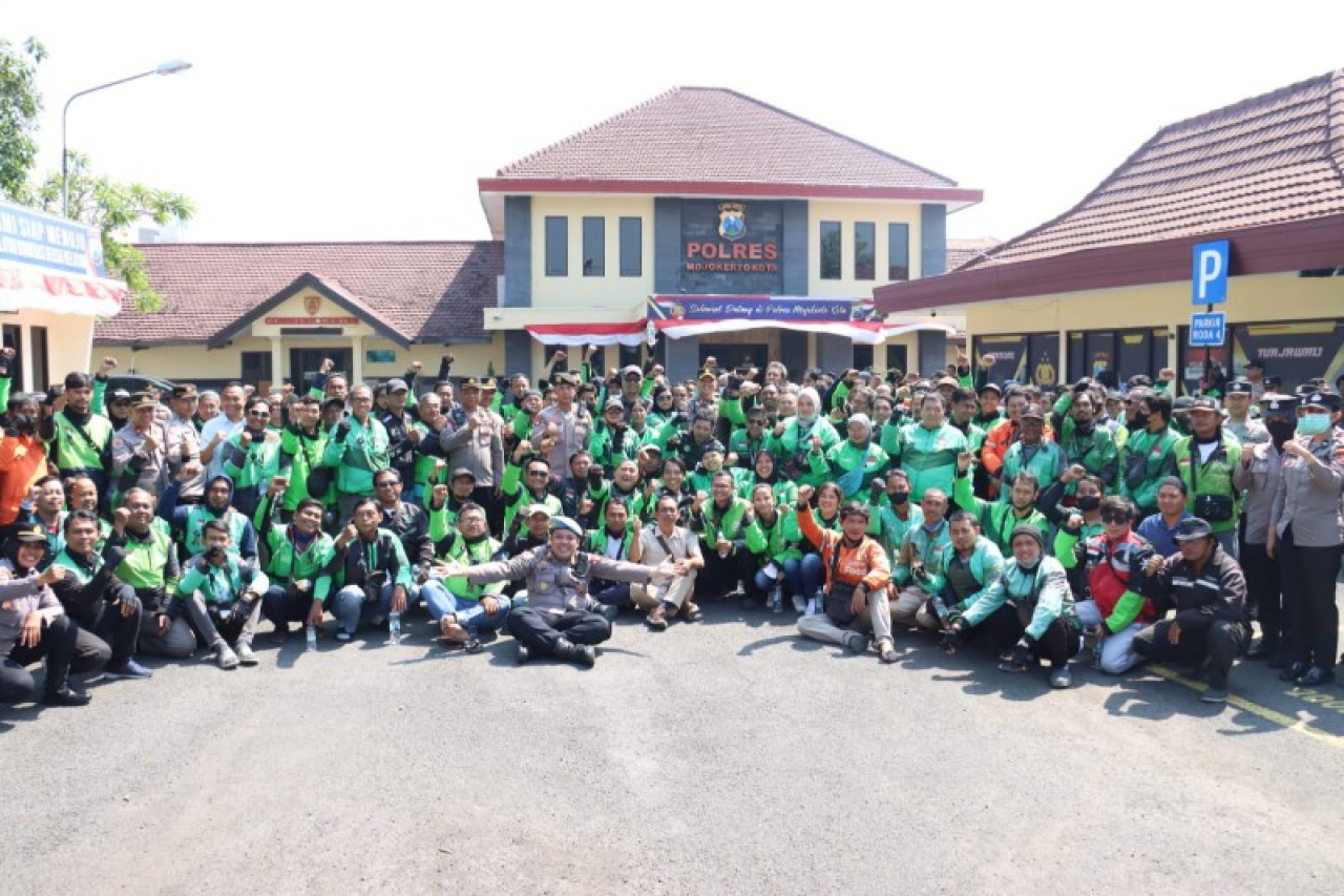 Usai panjatkan doa untuk mendiang Affan Kurniawan ojol Kota Mojokerto foto bersama Kapolres AKBP Herdiawan. (ist)