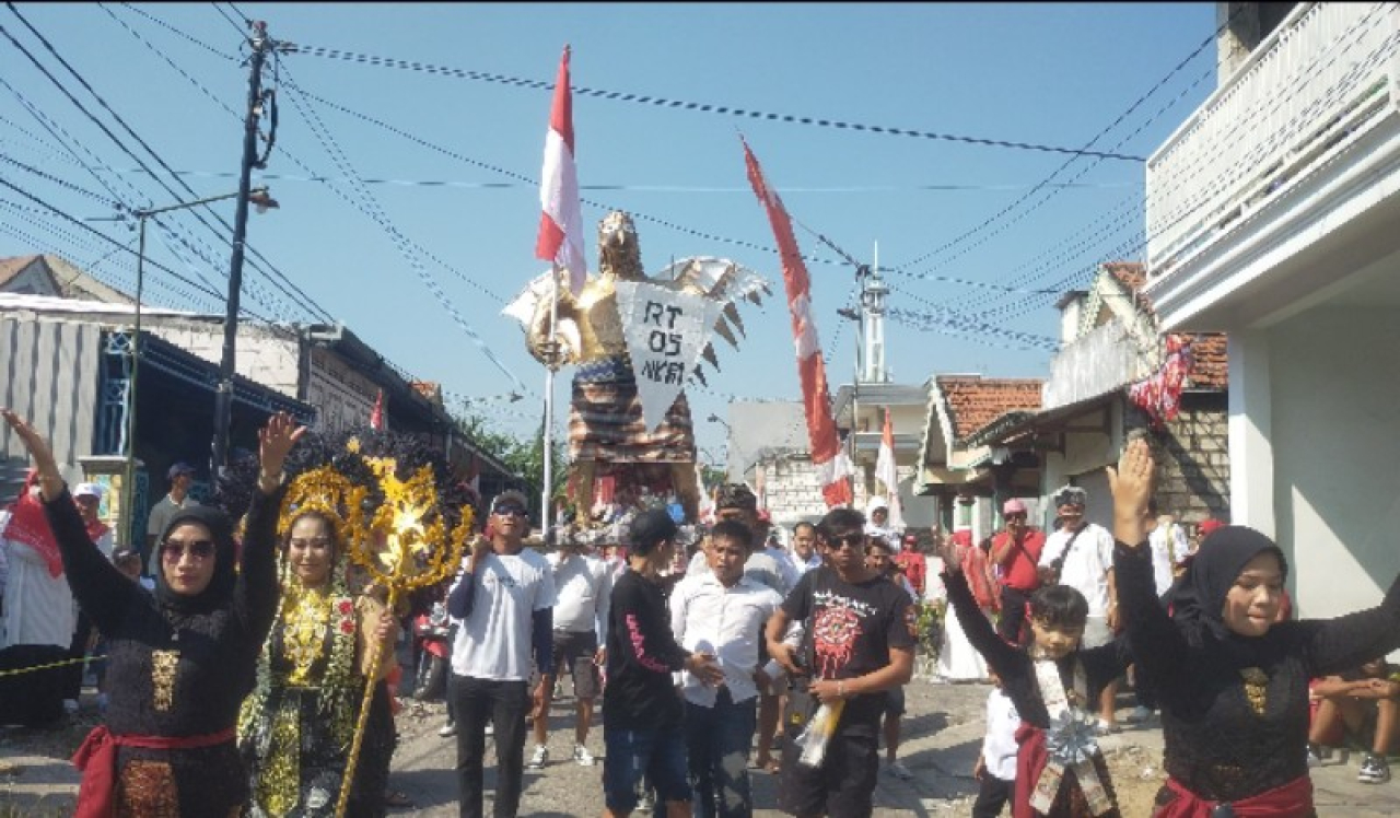Warga Desa Drancang bergembira dan antusias mengikuti jalan sehat. (ist)