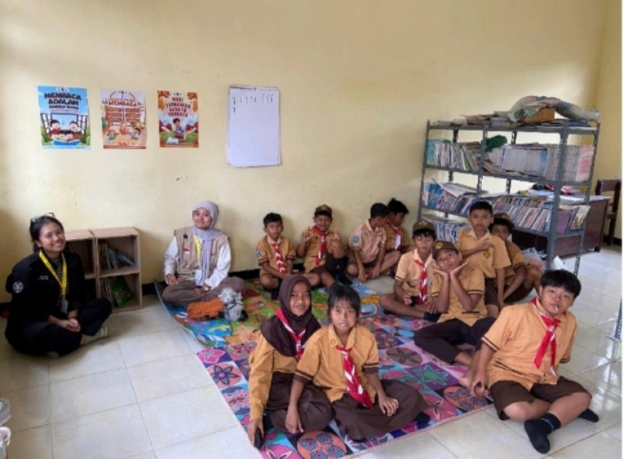 Raissa Hartawan saat melaksanakan kKN- PPM di SDN 3 Tamansari Banyuwangi. (foto: Tim Unit KKN-PPM UGM).