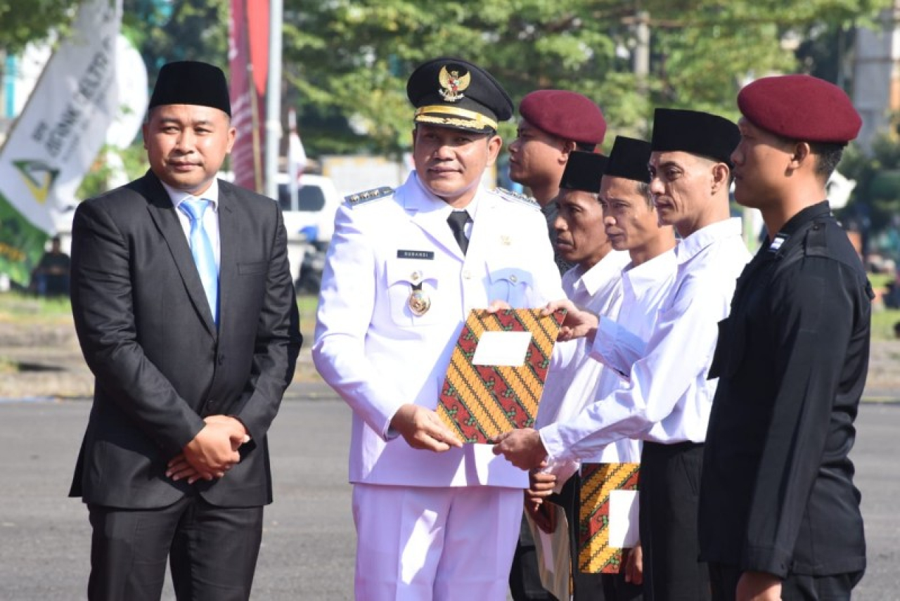 Bupati Sidoarjo, Subandi menyerahkan bantuan dan remisi kepada mantan narapidana dan teroris (nepiter) di HUT Kemerdekaan ke 80 Republik Indonesia usai upacara di Mall Pelayanan publik (MPP) Jl lingkar Timur Sidoarjo. (Ist)