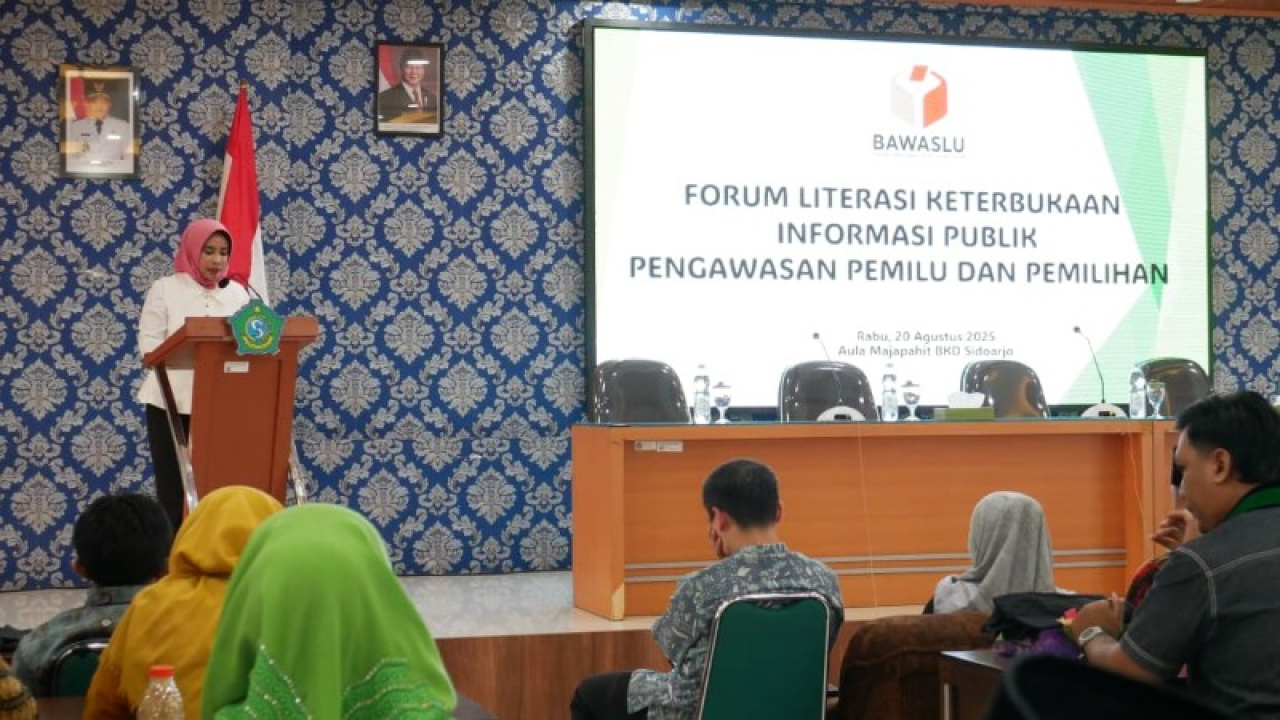 Wakil Bupati Sidoarjo, Mimik Idayana saat membuka acara Forum Literasi Keterbukaan Informasi Publik Pengawasan Pemilu dan Pemilihan di Aula Majapahit BKD Sidoarjo, Rabu (20/8/2025). (Ist)
