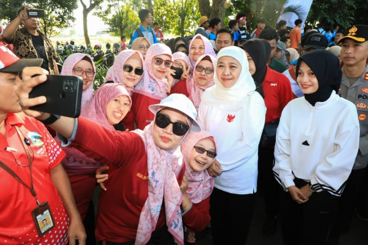 Gubernur Khofifah hadiri jalan sehat bersama Puluhan ribu murid dan Guru se Kediri. Tampak Gubernur diajak Selfi peserta jalan sehat. (Ist)