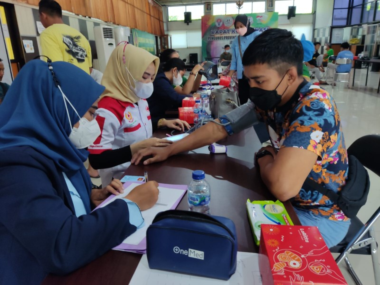 Salah satu atlet KONI Jatim saat jalani tes kesehatan. (Ist)