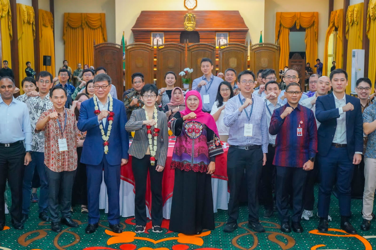 Gubernur Jawa Timur, Khofifah saat menerima kunjungan Duta Besar Singapura untuk Indonesia HE. Kwok Fook Seng, beserta delegasi peserta 32nd Senior Management Programme (SMP) di Gedung Negara Grahadi Surabaya, Jumat (1/8).(Ist)