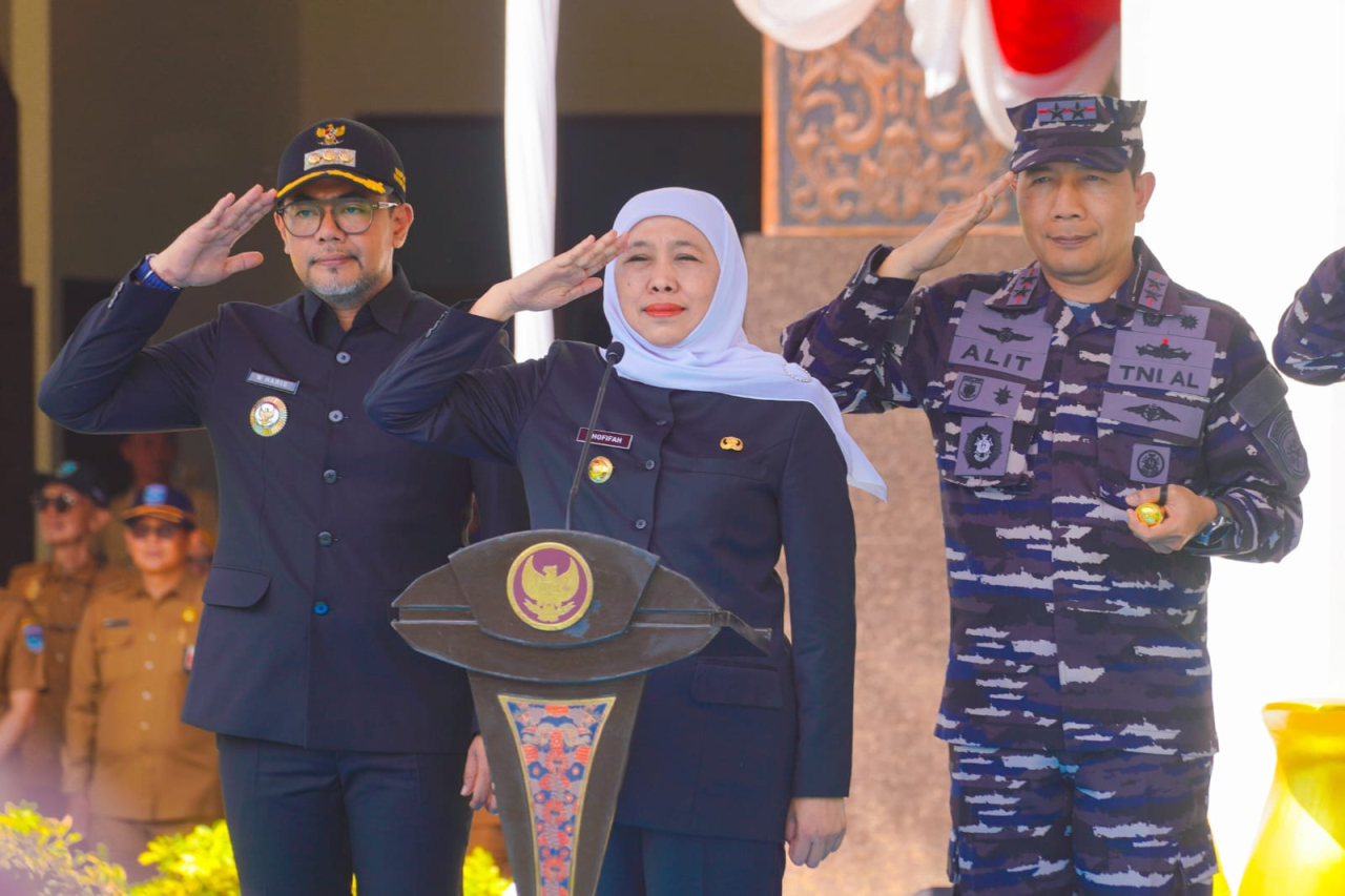 Gubernur Jawa Timur saat memimpin Upacara Pembukaan Renovasi Rutilahu di Halaman Kantor Bupati Probolinggo, Kraksaan Probolinggo pada Senin (4/8). (Ist)