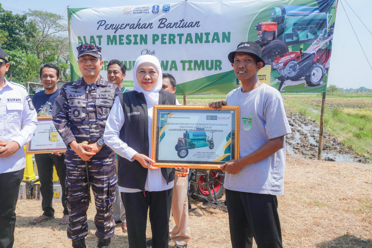 Gubernur Khofifah secara simbolis menyerahkan bantuan alsintan, wujud upaya peningkatan produktivitas pertanian guna mewujudkan ketahanan pangan nasional. (Ist)