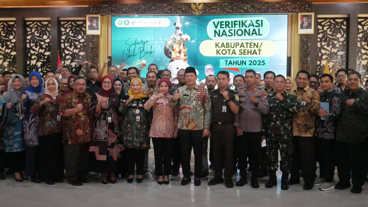 Bupati Sidoarjo Subandi berfoto bersama usai zoom meeting dengan tim verifikator di Pendopo Delta Wibawa pada Selasa (5/8/2025). (Ist)