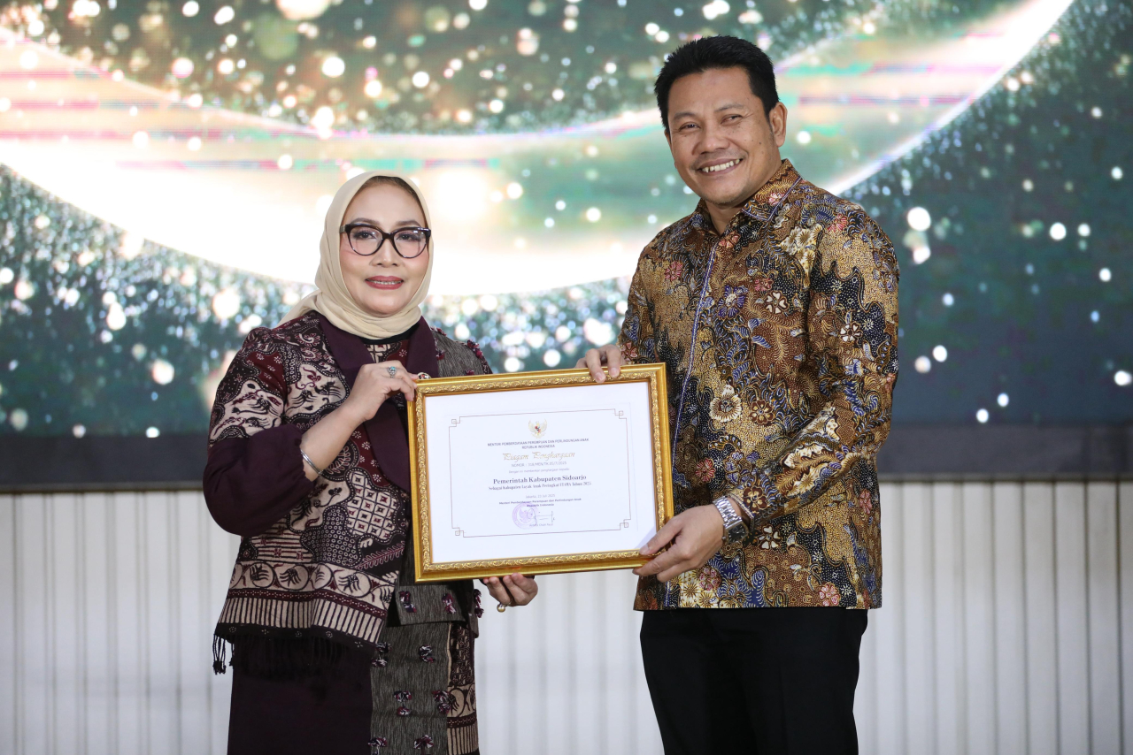 Menteri Pemberdayaan Perempuan dan Perlindungan Anak (PPPA) Arifatul Choiri Fauzi kepada Bupati Sidoarjo Subandi SH. MKn.(Ist)