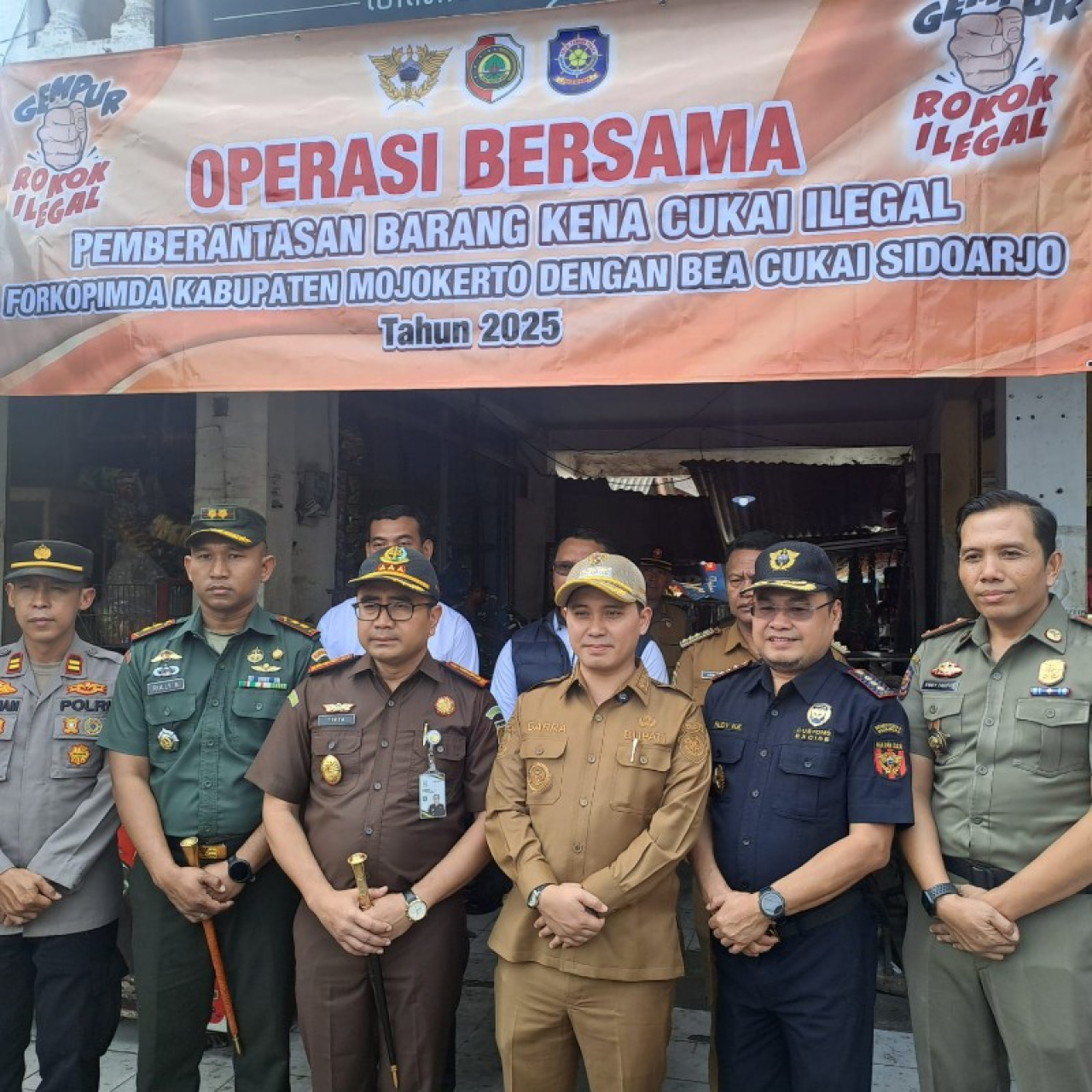 Bupati Mojokerto Gus Barra bersama Kajari Kabupaten Mojokerto, Dandim 0815/ Mojokerto, Kepala Bea Cukai Cabang Sidoarjo dan Kasatpol PP. (foto:eko/B-news.id )