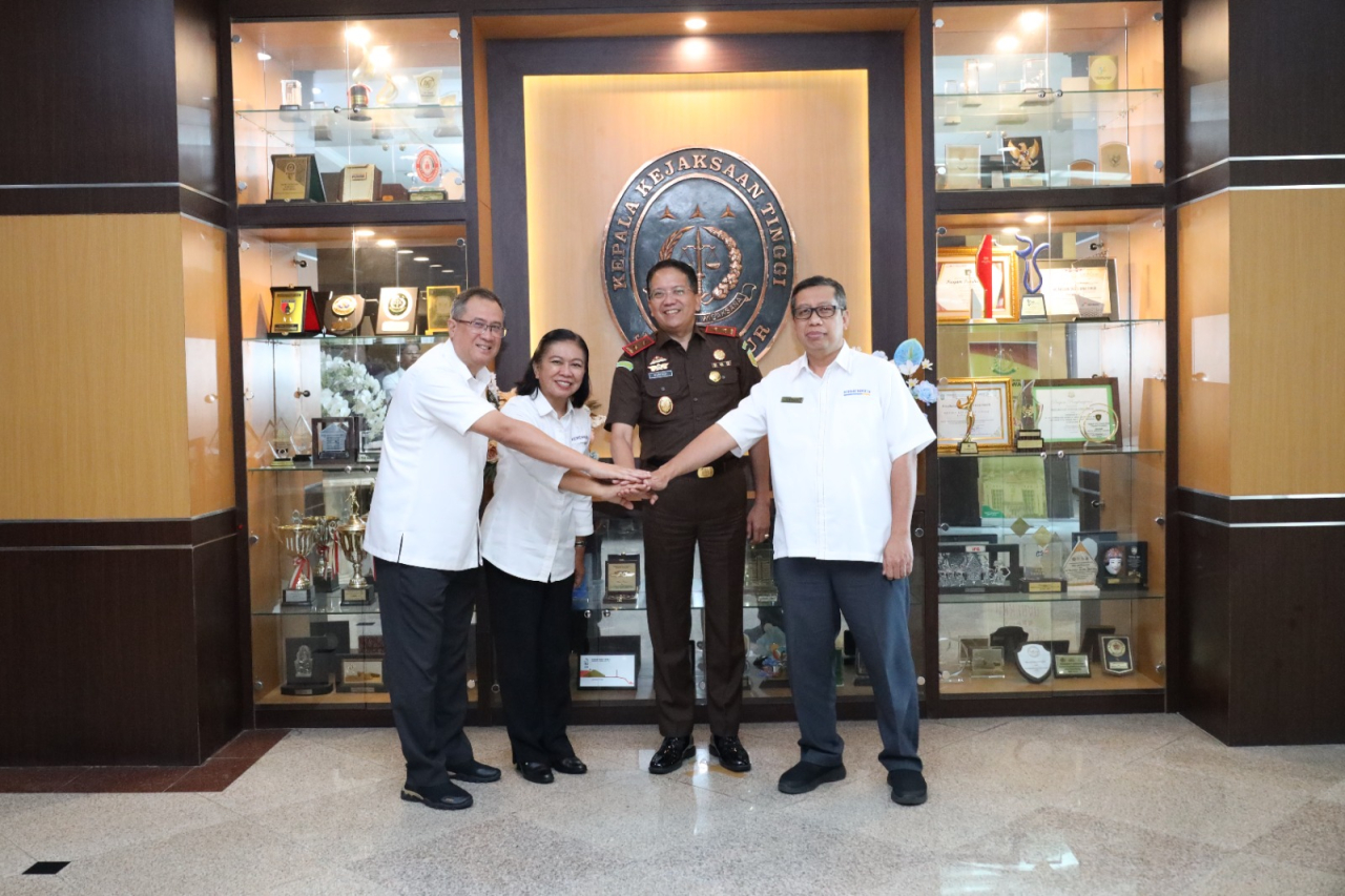 Kakanwil DJP Jawa Timur III Untung Supardi, Kakanwil DJP Jawa Timur II Agustin Vita Avantin, Kepala Kejaksaan Tinggi Jawa Timur Dr. Kuntadi, SH. MH., Kakanwil DJP Jawa Timur I Samingun berfoto bersama dalam Sinergi Penegakan Hukum Perpajakan.(ist)