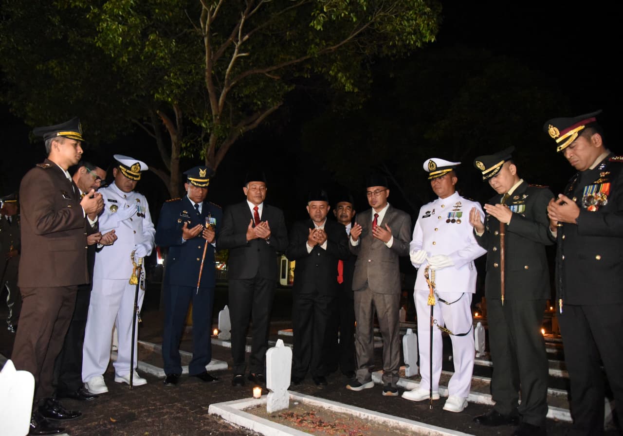 Apel Kehormatan dan Renungan Suci ini turut dihadiri oleh Ketua DPRD Kabupaten Sidoarjo, Kapolresta Sidoarjo, Dandim 0816 Sidoarjo dan jajaran forkopimda.(Ist)