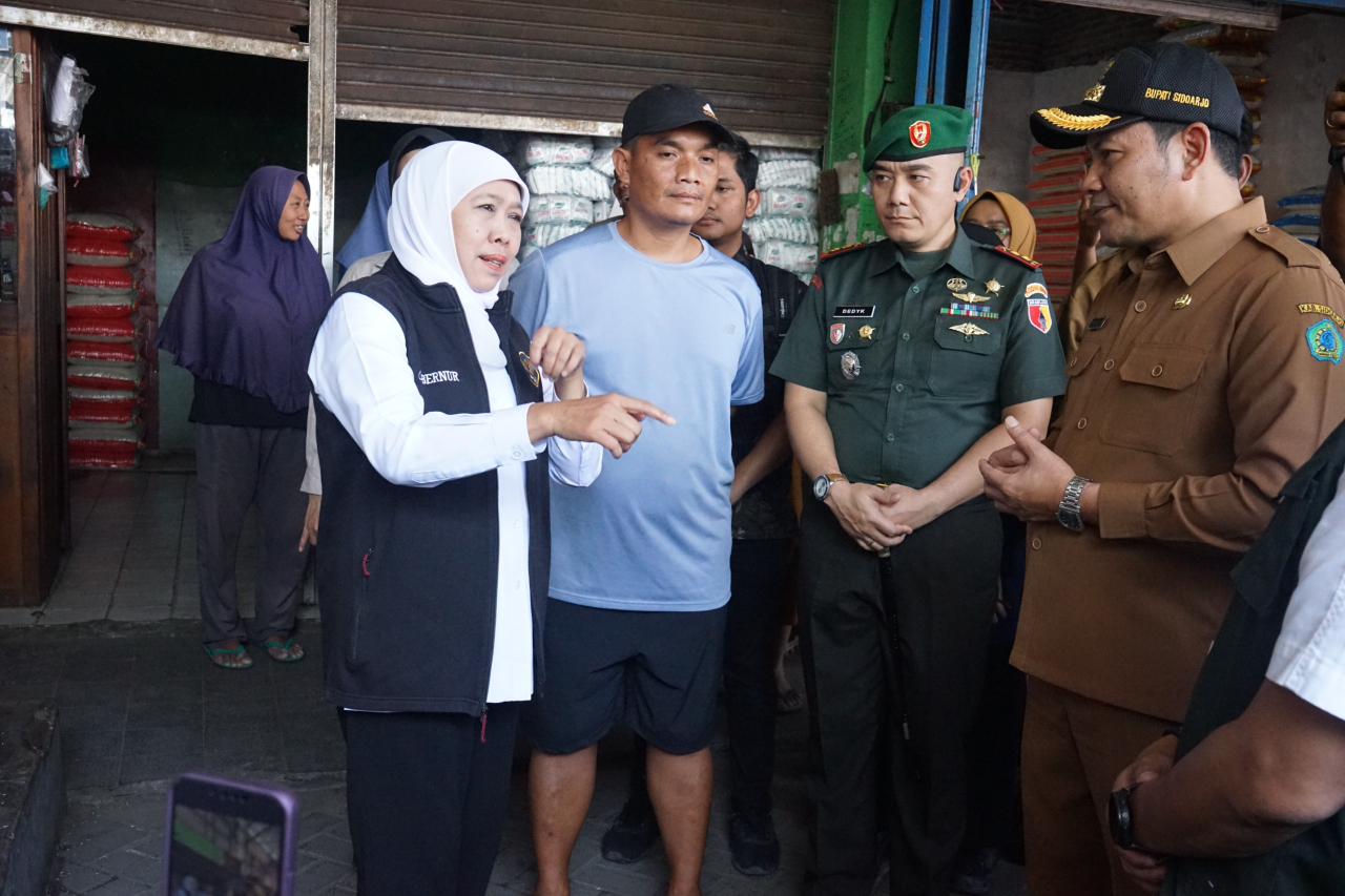Gubernur Jawa Timur, Khofifah Indar Parawansa, bersama Bupati Sidoarjo, H. Subandi, meninjau langsung distribusi beras di Pasar Larangan, Sidoarjo, Senin (25/8/2025). (Ist)