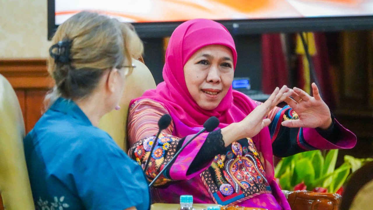 Gubernur Khofifah saat menerima kunjungan jajaran tim dari World Food Programme (WFP) di Gedung Negara Grahadi, Surabaya, Jumat (8/8) malam.. (ist)