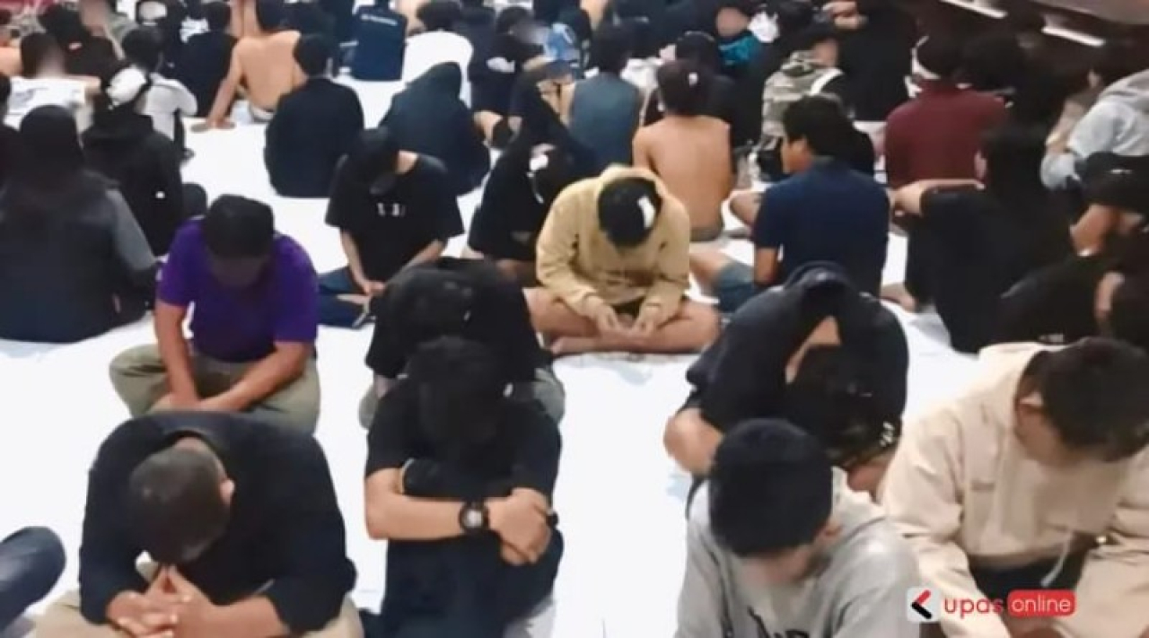 Petugas mengamankan ratusan massa yang melakukan aksi abarkis di Kota Blitar. (ist(