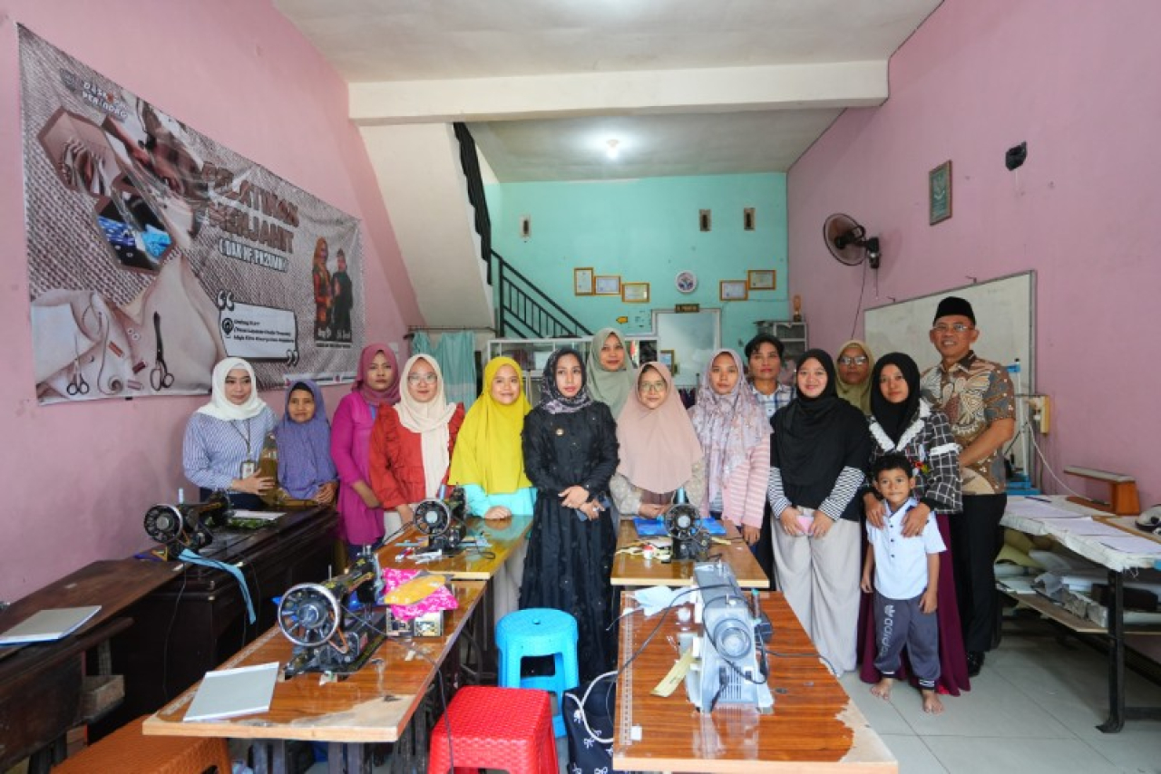 Wali Kota Ning Ita bersama peserta pelatihan menjahit, Sekdakot, Kepala Diskopukmperindag. (ist)