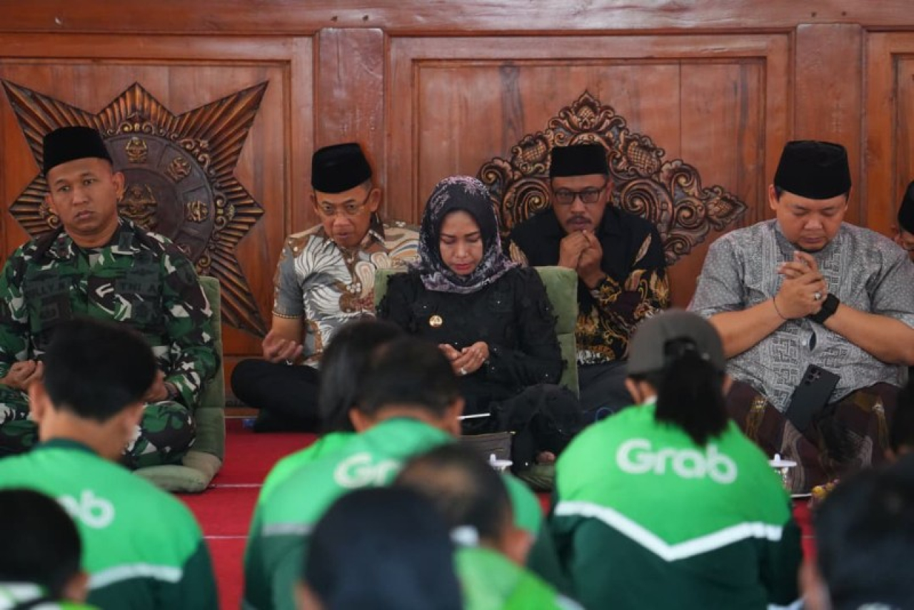 Wali Kota Mojokerto Ning Ita bersama Forkopimda Kota Mojokerto memanjatkan doa bersama Ojol. (ist)