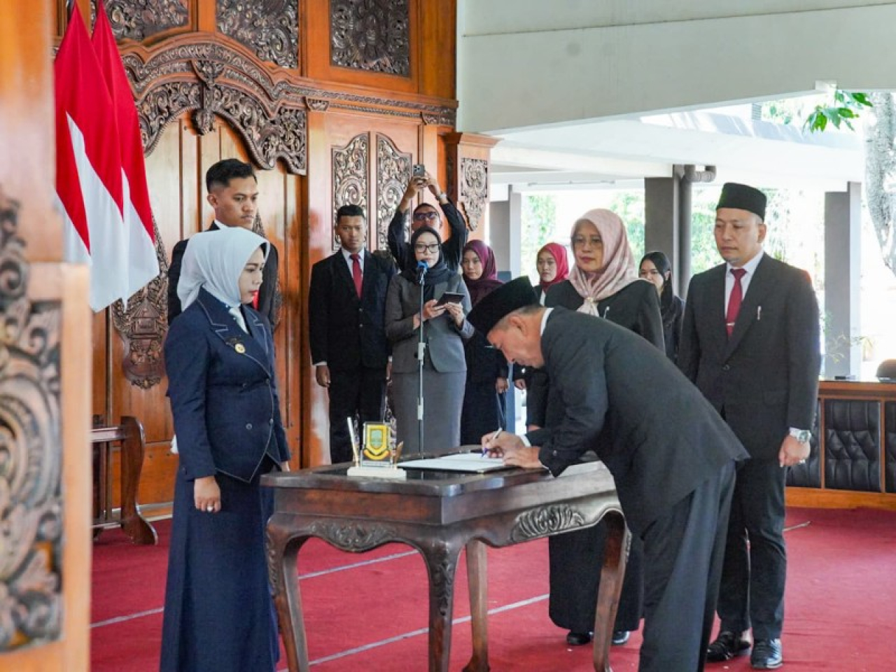 Selain diambil sumpahnya 7 Kepala OPD yang dimutasi menandatangani pakta integritas. (ist)