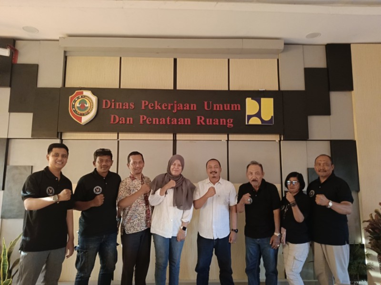Usai audensi foto bersama PWMR bersama Plt. Kadis PUPR dan Kabid Bina Marga. (ist)