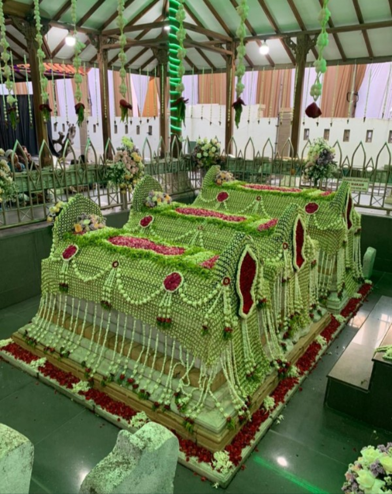 Makam Maulana Malik Ibrahim di hias jelang haul. (ist)