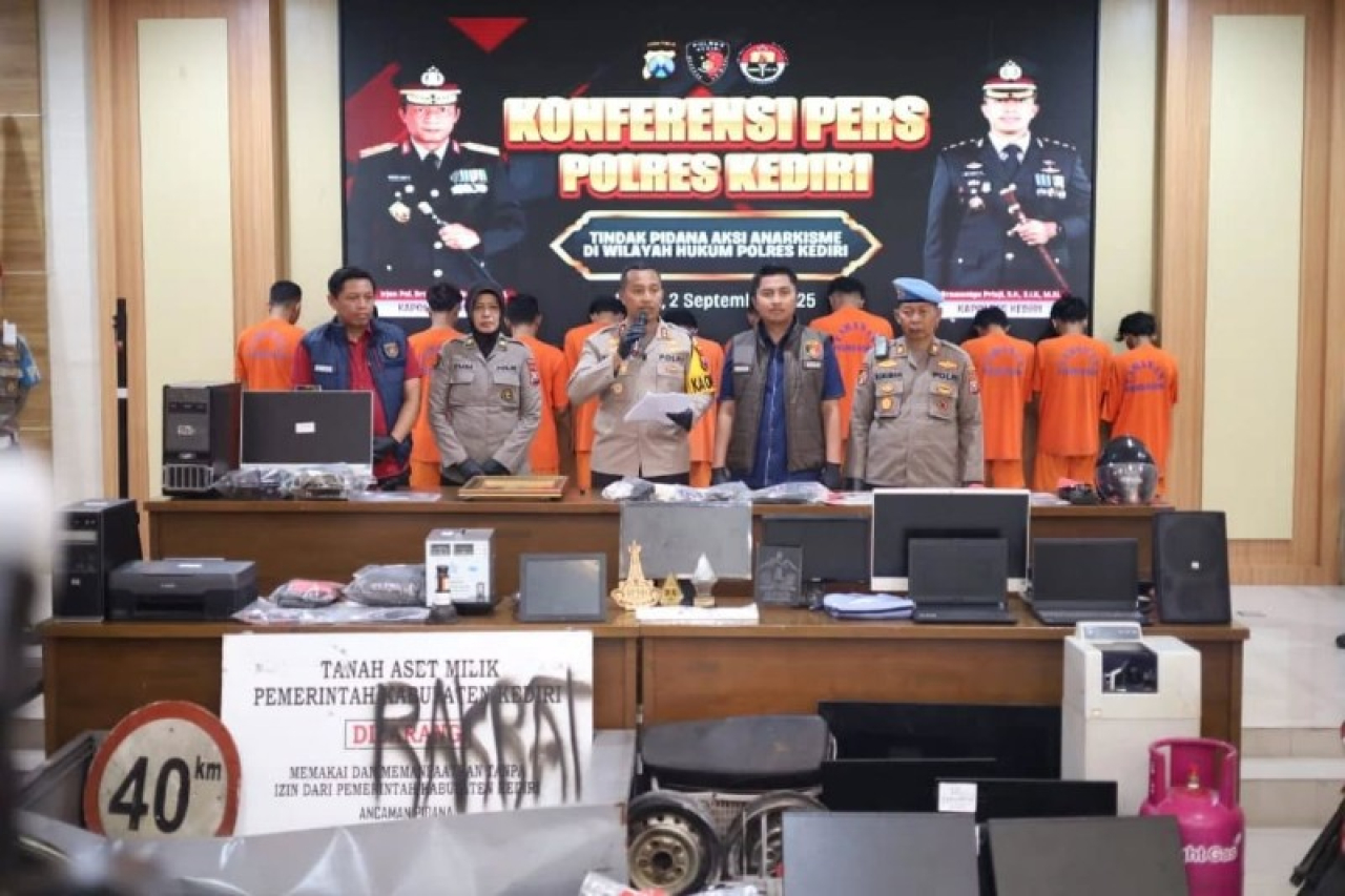 Kapolres Kediri AKBP Bramastyo Priaji saat menggelar konferensi pers terkait kasus pengrusakan dan penjaraan saat demo. (ist)