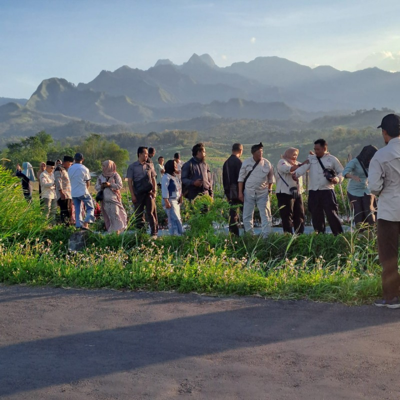Usai pembacaan Istiqosah dan doa bersama anggota TMI Kabupaten.Mojokerto meninjau tanaman lombok petani. (eko)