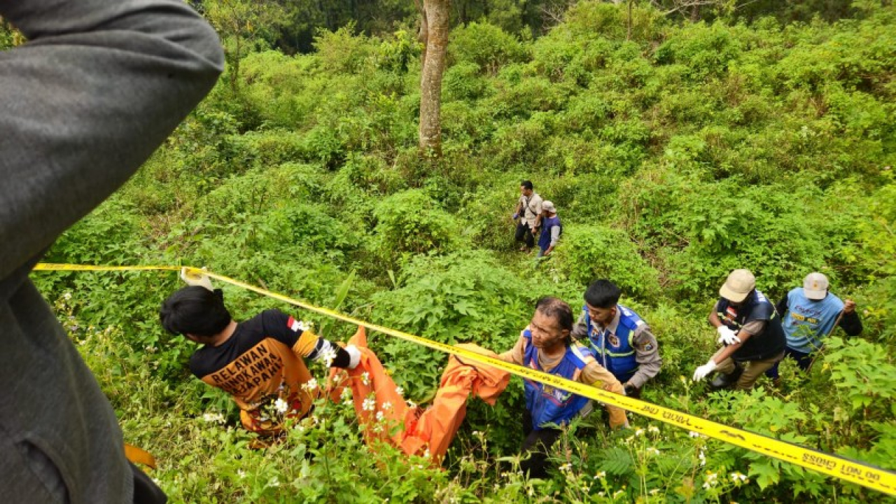 Tim Polsatwa Ditsamapta Polda Jatim sedang mencari bagian tubuh korban mutilasi di Pacet. (ist)