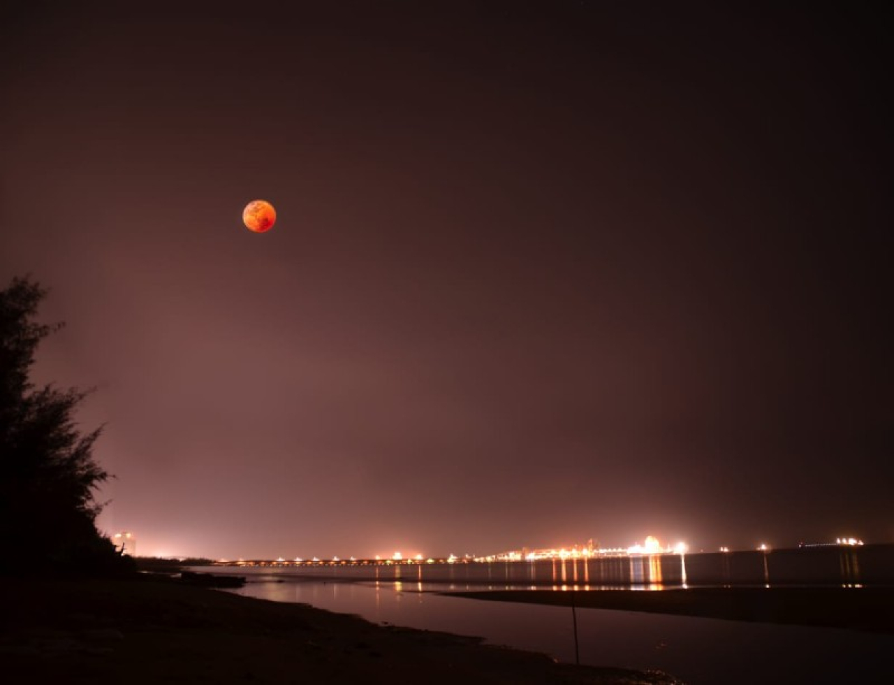Foto bulan kelihatan merah, diambil dari pantai kota Tuban. (ist)