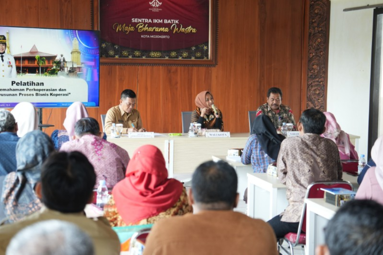 Wali Kota Mojokerto Ning Ita didampingi Kadis Koperasi UMKM Amin Wachid di IKM Batik. (ist)