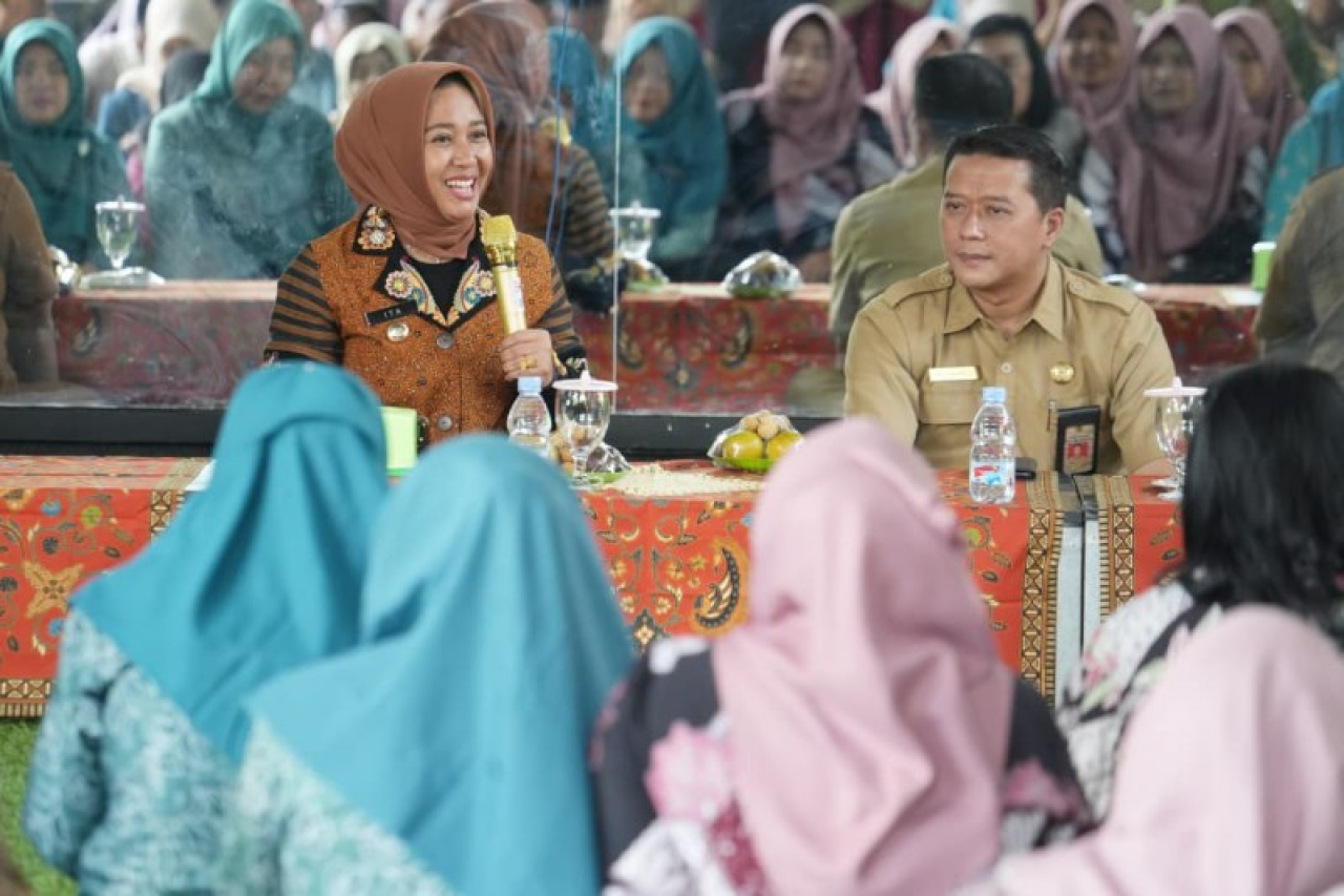 Wali Kota Mojokerto Ning Ita saat sosialisasi menanam di pekarangan didampingi Kadistan Novi Raharjo. (ist)