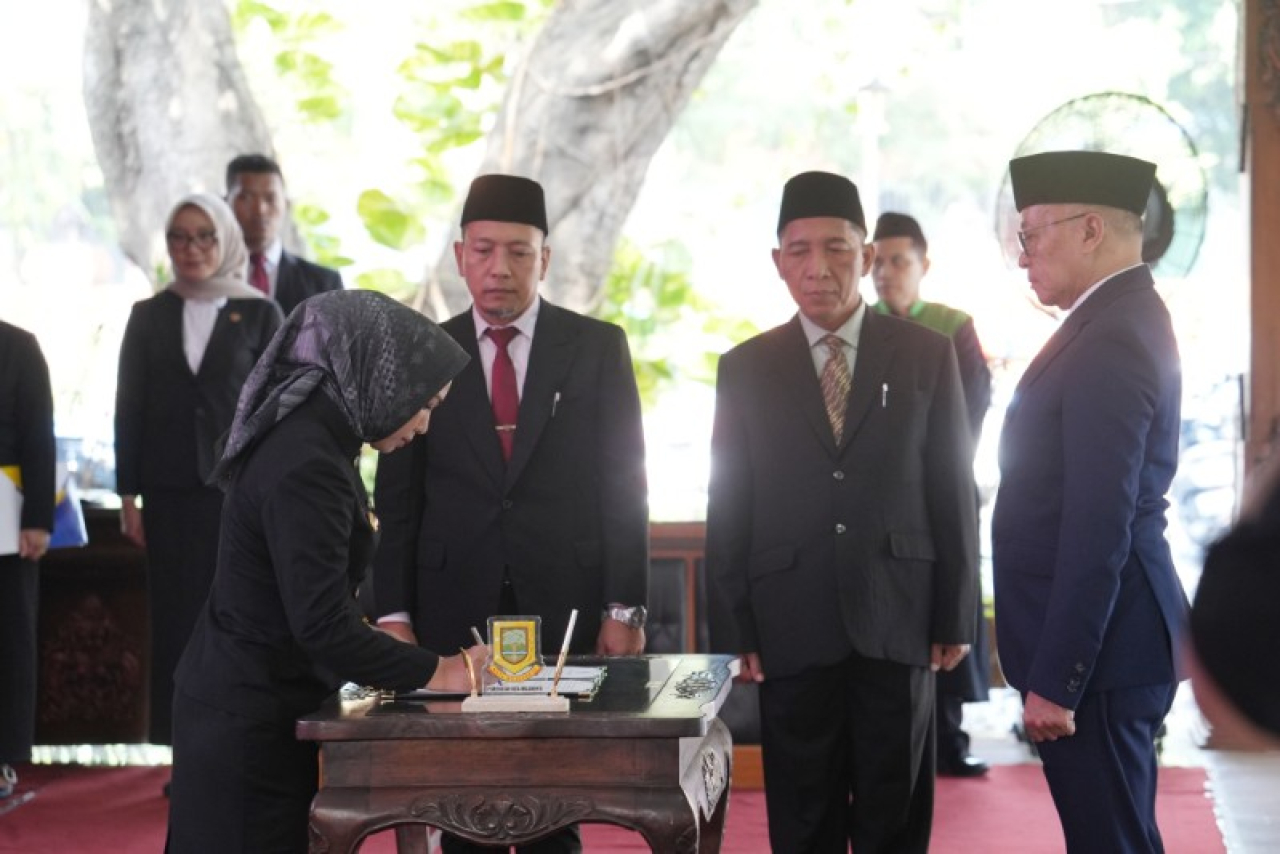 Wali Kota Mojokerto Ika Puspitasari tandatangani berita acara pakta integritas disaksikan para pejabat tinggi pratama yang dilantik tandatangani pakta integritas. (ist)