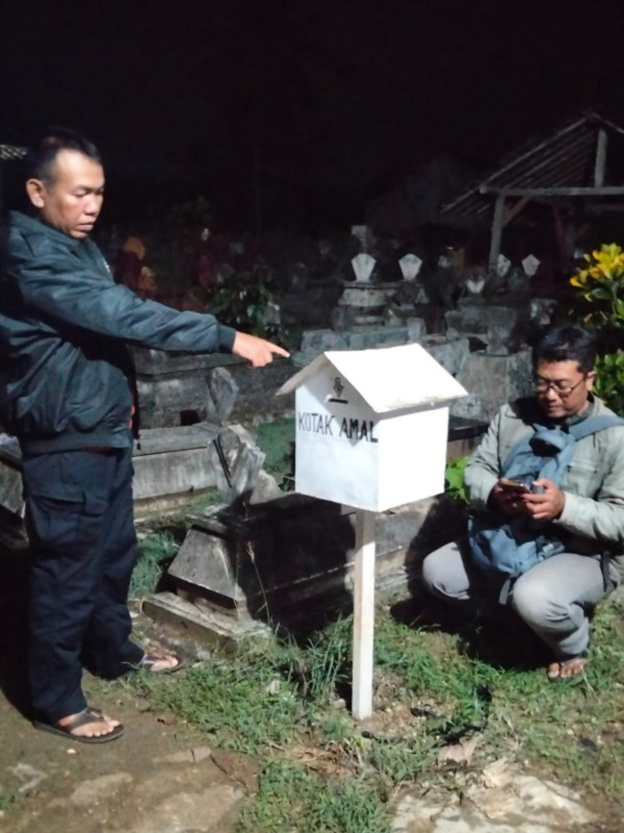 Petugas menunjukkan TKP pencurian kotak amal di TPU Blitar. (ist)