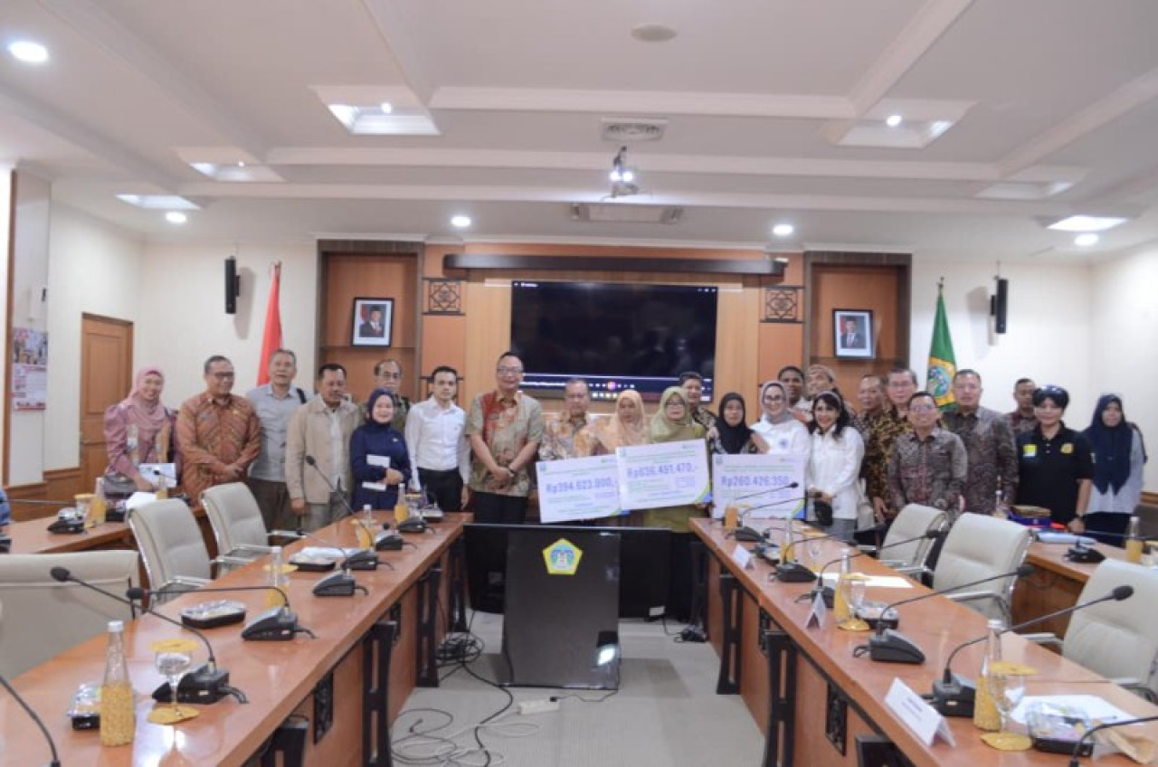 Keluarga pekerja menerima santunan BPJS Ketenagakerjaan disaksikan Wakil Bupati dan anggota DPR RI. (ist)