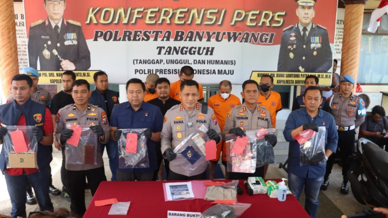 Kapolresta Banyuwangi Kombes pol. Rama Samtama Putra saat konferensi pers terkait pengungkapan curanmor. (eko)