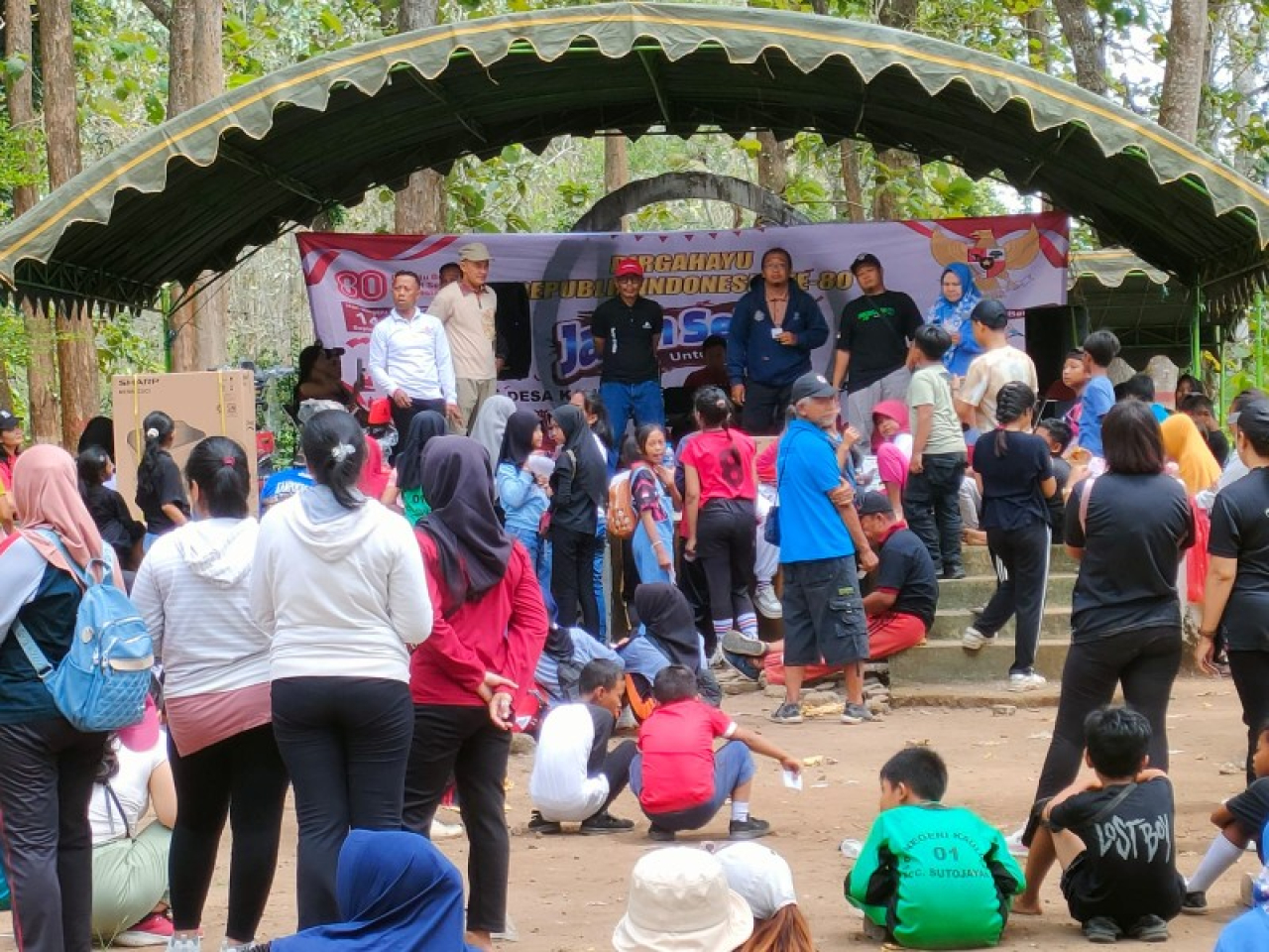 Jalan Sehat Meriahkan HUT ke-80 RI di Desa Kaulon Sutojayan Blitar