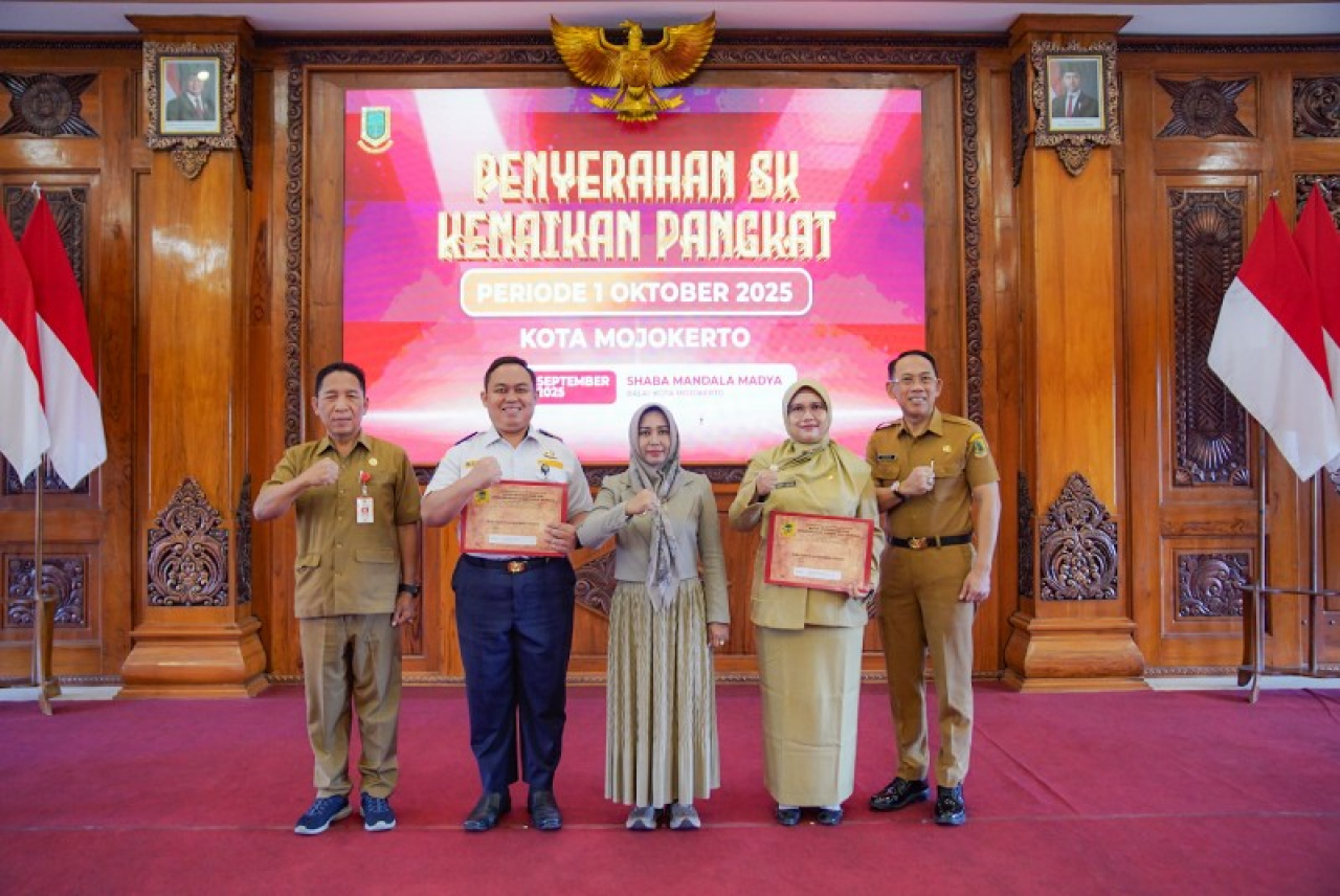 Wali Kota Mojokerto Ika Puspitasari foto bersama ASN penerima SK kenaikan pangkat didampingi Sekdakot dan Kadis BKPSDM. (ist)