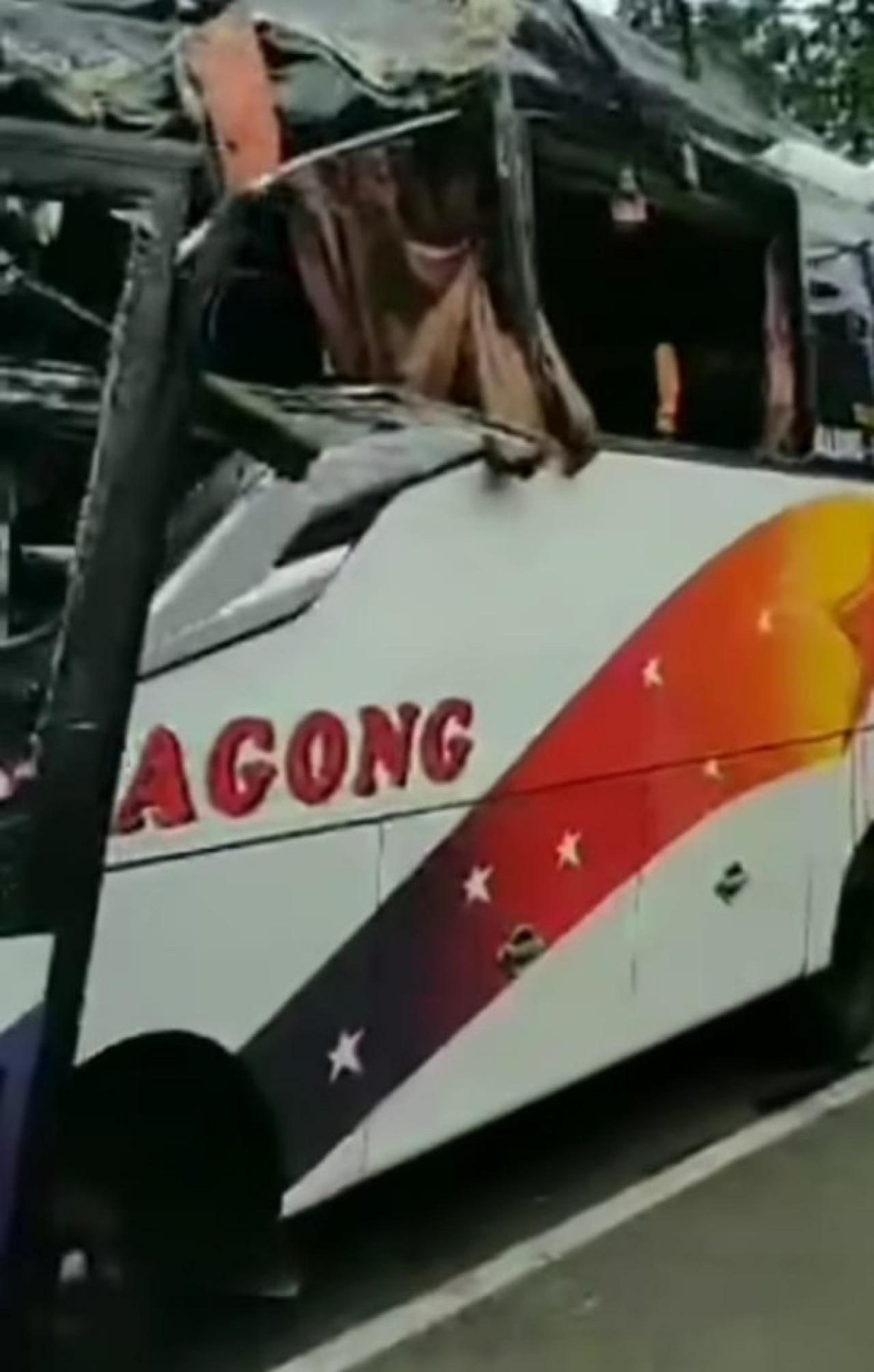 Kondisi moncong bus Bagong yang ringsek setelah menabrak pohon di Jl Raya Panglima Sudirman, Kepanjen Kabupaten Malang. (ist)