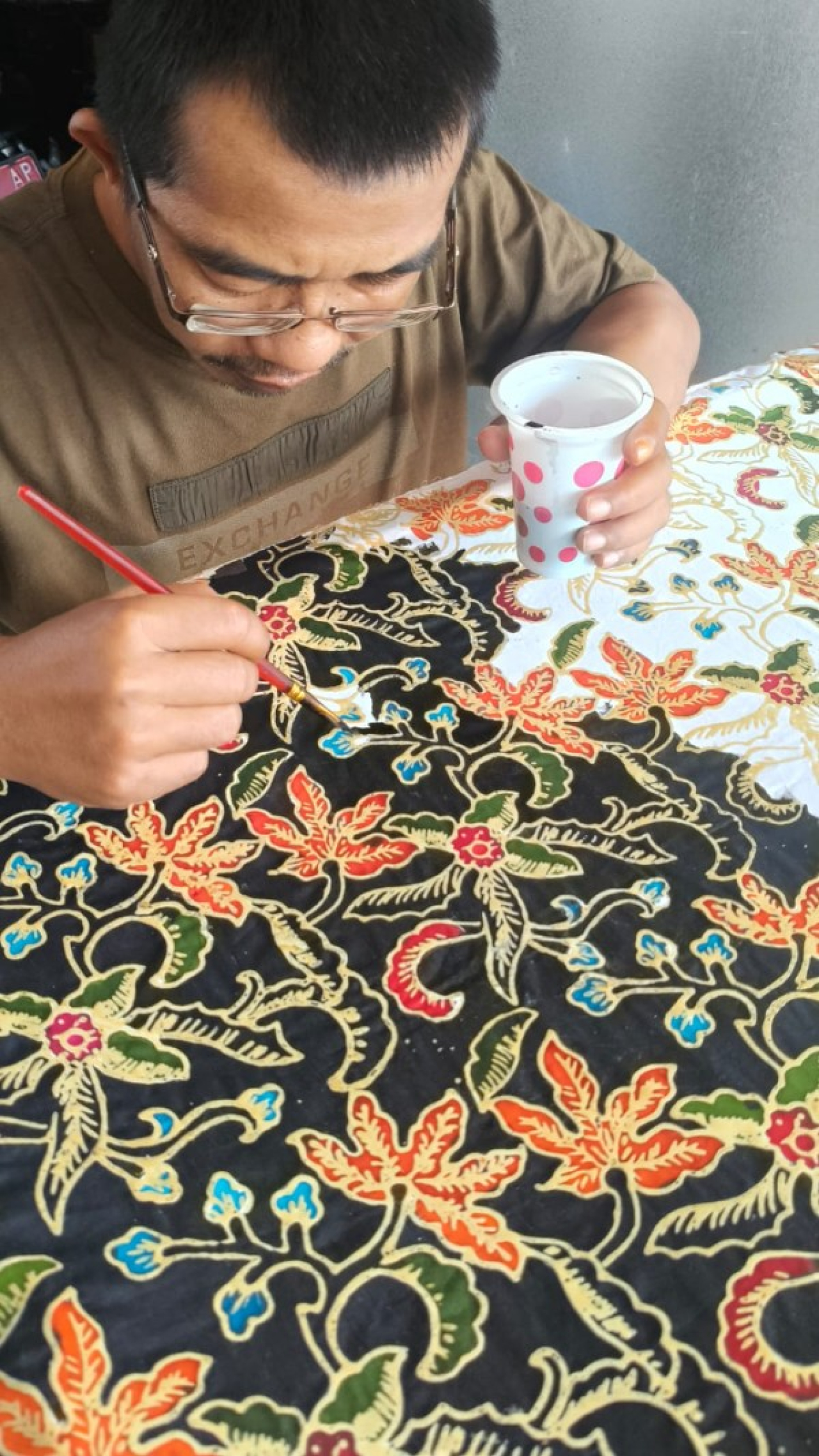 Kades Balungtunjuung ikut memberikan warna pada batik. (ist)