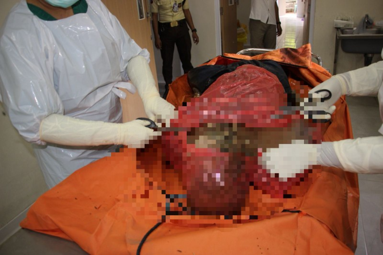jasad korban ditemukan membusuk di dalam kamar mandi dan menggantung, semua bandannya terlilit lakban dan kresek. (ist)