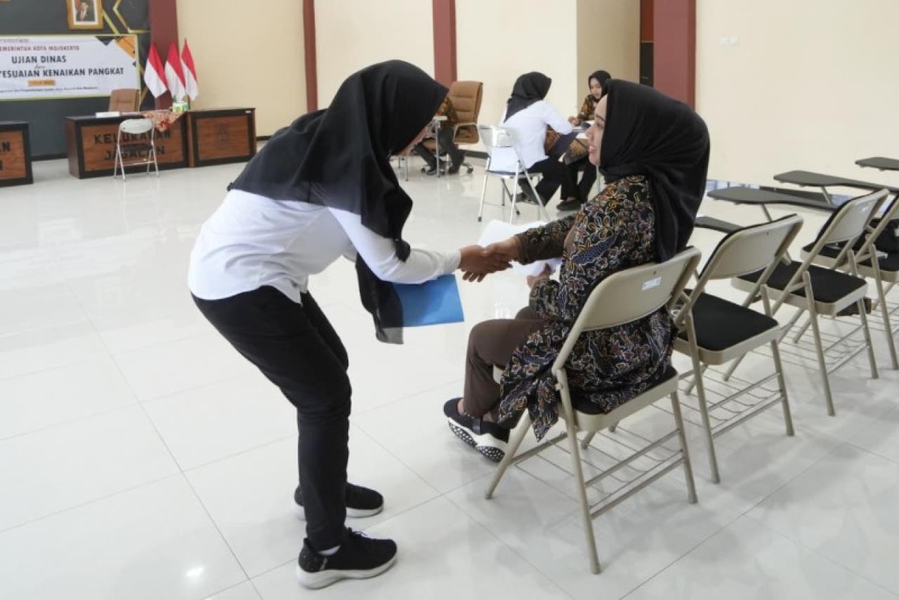Wali Kota Mojokerto Ning Ita saat meninjau ujian kompetensi ASN kenaikan pangkat. (ist)