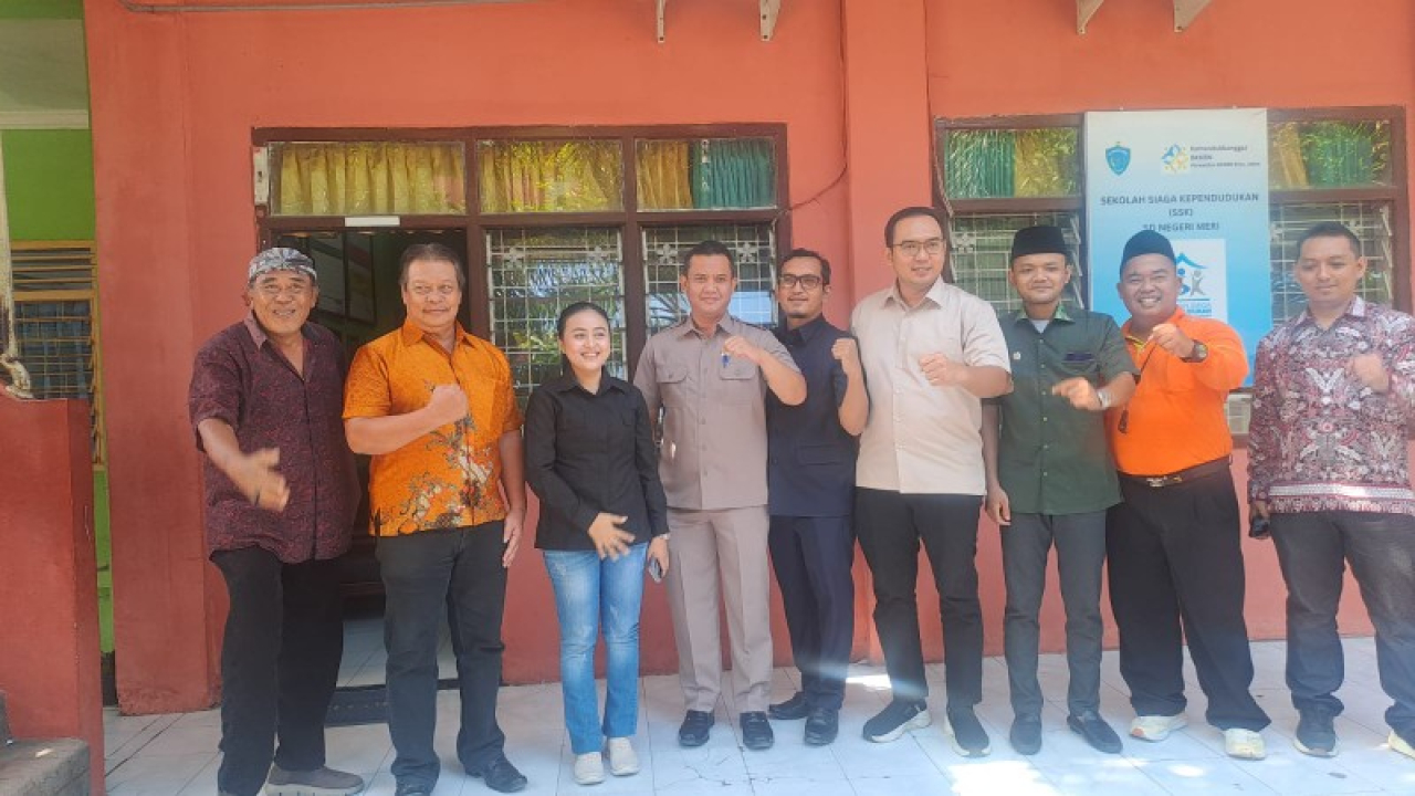 Anggota DPRD Kota Mojokerto Komisi III bersama Ketua DPRD Ery Purwanti saat sidak di SDN Meri. (eko)