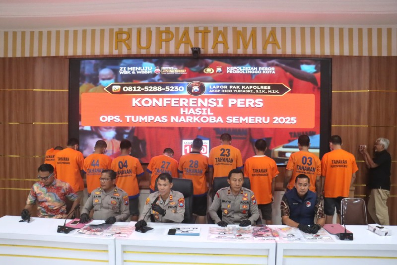 Kapolres Probolinggo Kota AKBP Rico Yumasri saat konferensi pers terkait pengungkapan jaringan narkoba. (ist)